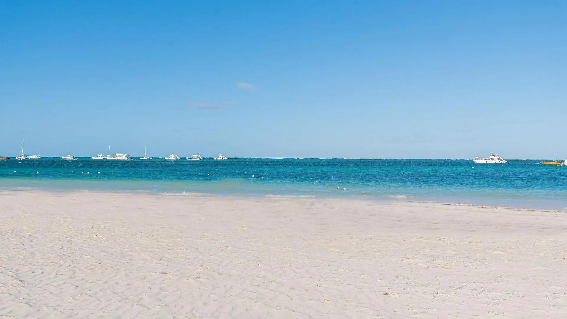 Primer Piso Con Piscina Y Cerca De La Playa Punta Cana 0*,  Dominican Republic